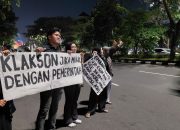 Ramai Klakson Pengendara Respons Spanduk Aksi Kamisan Semarang, ‘Klakson Jika Muak dengan Pemerintah’
