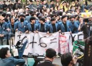 Sindir Indonesia Sedang Susah, Mahasiswa Semarang Cosplay Orang Gila dan Ledek Prabowo ‘10 + 6 = 17’