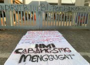 Sebut Kebijakan Ekonomi Bebani Rakyat, Massa HMI Jateng-DIY Coret Gerbang BI Jateng, Desak Turunkan Dirut