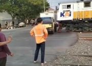 Detik-Detik KA Harina Hantam Truk Mogok di Perlintasan Kereta Jalan Hasanudin Semarang