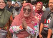 Momen Istri Bupati Pati Nonaktif Sudewo Temui Pendukung Suami Seusai Sidang, Terharu Lihat Banyaknya Massa