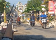 Jengkel Jalan Rusak Tak Kunjung Diperbaiki, Warga Pasang Batu Belah dan Pohon Pisang di Tengah Jalan