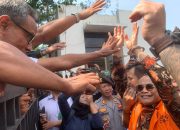 Momen Sudewo Keluar Sidang Korupsi, Kenakan Rompi Oranye Hingga Diiringi Sholawat dari Pendukung