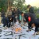 mahasiswa membakar uang