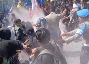 Diwarnai Aksi Dorong dan Bakar Ban, Demo Mahasiswa di Salatiga Sempat Memanas