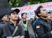 Sudah Tiga Demo di Kantor Gubernur Jateng dalam Sepekan, Massa Aksi Serukan “Di Mana Ahmad Luthfi?”