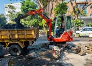 Cegah Banjir, DPU Keruk Sedimen dan Sampah di Drainase Simpang Lima Semarang