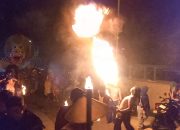 Ribuan Warga Ramaikan Tradisi Lamporan di Blora, Aksi Sembur Obor dan Barongan Jadi Daya Tarik Utama