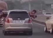 Demi Bikin Konten, Penumpang Honda Jazz Julurkan Badan Keluar di Tol Semarang-Solo, Berakhir Dicegat Petugas