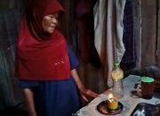 Hidup 20 Tahun Tanpa Listrik, Keluarga Miskin di Sumowono Bertahan dengan Sentir Berbahan Minyak Goreng