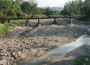 Krisis Air Bersih Meluas, Warga Kalikayen Ungaran Manfaatkan Cerukan Sungai Mengering untuk Air Minum