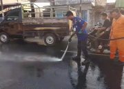 Tumpahan Solar di Jalan Blora-Randublatung Bikin Pengendara Terjatuh, Damkar Siram Permukaan Aspal