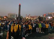 Sempat Saling Dorong dengan Aparat, Massa Aksi BEM Semarang Raya Tabur Bunga di Tugu Muda