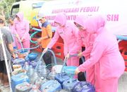 Warga Gondang Terdampak Kemarau, Bhayangkari Cabang Blora Salurkan Bantuan Air Bersih
