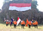 Dramatis! Enam Rescuer Turun Tebing 40 Meter Sambil Bentangkan Bendera Merah Putih Raksasa