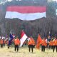 Dramatis! Enam Rescuer Turun Tebing 40 Meter Sambil Bentangkan Bendera Merah Putih Raksasa