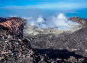 Pendaki 16 Tahun Diduga Terjatuh ke Kawah Gunung Slamet, Tim SAR Gabungan Bergerak