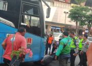 Jalan Licin di Tikungan Pierre Tendean, Pemotor Tergelincir hingga Masuk Kolong Trans Semarang