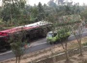 Diduga Rem Blong, Truk Kontainer Terguling dan Tutup Dua Lajur Tol Semarang-Solo