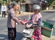 Sambut HUT ke-81 RI, Polsek Ngawen Bagikan Bendera Merah Putih ke Warga Blora