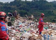 Antisipasi Kebakaran Gunungan Sampah di TPA Blondo, Damkar Lakukan Penyiraman Berkala