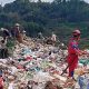 penyiraman sampah di TPA blondo