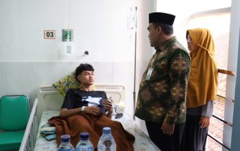 Bupati Blora Arief Rochman, jenguk siswa korban keracunan MBG