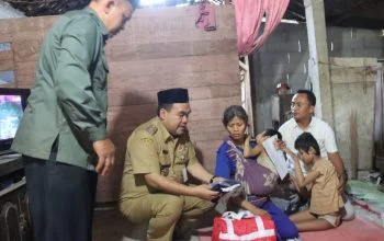 Bupati Blora Arief Rohman mengunjungi rumah Nenek Samijah