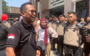 Pendukung Sudewo Protes ke Jaksa KPK soal ‘Rekaman’ di Pengadilan Tipikor Semarang