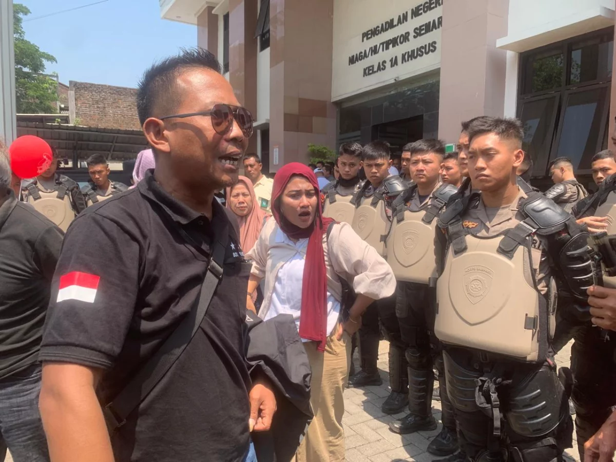 Pendukung Bupati Nonaktif Sudewo protes di Pengadilan Tipikor Semarang