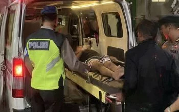 Sejumlah petugas menangani korban keracunan MBG di RSUD Batang, Kabupaten Batang.