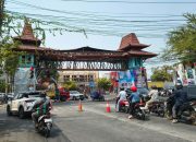 Gerbang PRPP Semarang Nyaris Roboh Ditabrak Truk Kontainer, Material Berjatuhan ke Jalan
