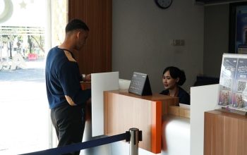 Petugas memberikan edukasi transaksi digital saat KAI waspadai modus rekayasa tiket kereta api di stasiun wilayah Daop 4 Semarang.