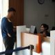 Petugas memberikan edukasi transaksi digital saat KAI waspadai modus rekayasa tiket kereta api di stasiun wilayah Daop 4 Semarang.