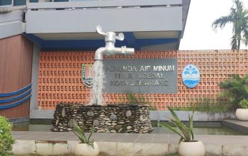 Petugas melakukan pengecekan debit baku saat skema air bergilir PDAM Semarang mulai diterapkan di sejumlah wilayah pemukiman pelanggan.