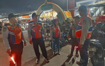 Petugas Dishub memberikan pengarahan terkait ketentuan Tarif Parkir Semarang dan kewajiban penggunaan atribut resmi kepada juru parkir Simpang Lima.