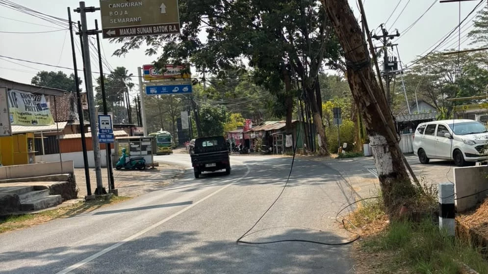 Kabel WiFi Melintang di Jalan Gunungpati-Boja, Bikin Pengendara Terjungkal dari Motor