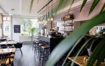 kafe wifi colokan
