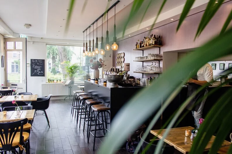kafe wifi colokan