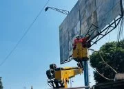 Tak Berizin Sejak 2019 dan Membahayakan, Baliho Berkarat di Simpang Tiga Bawen Dibongkar Satpol PP