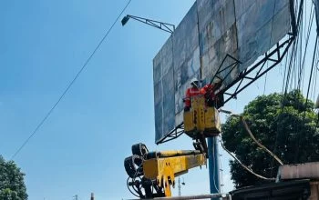 Tak Berizin Sejak 2019 dan Membahayakan, Baliho Berkarat di Simpang Tiga Bawen Dibongkar Satpol PP