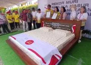 Gandeng UMKM Bandungan, The Wujil Pecahkan Rekor MURI Lewat Replika Kasur dari 3.850 Tahu