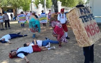 Warga Gelar Aksi Teatrikal Tolak MBG di Sekolah, Anggap Ganggu Proses Belajar