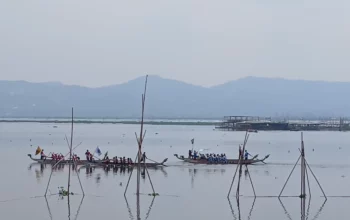 Atlet dayung berlaga pada Pekan Olahraga Provinsi (Porprov) XVII Jawa Tengah 2026, di Danau Rawapening, Kabupaten Semarang, Senin, 26 Oktober 2026. (Bowo Pribadi/beritajateng.tv)