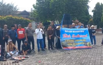 Barisan Masyarakat (Barmas) Kabupaten Semarang menyampaikan aspirasi di halaman kantor Bupati Semarang, Kabupaten Semarang, Jawa Tengah, Senin 26 Oktober 2026. (Bowo Pribadi/beritajateng.tv)