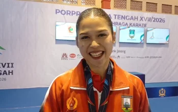 Meidina Riani Putri, atlet karateka Kabupaten Semarang mempersembahkan medali emas pertama cabang olahraga (cabor) karate Porprov XVII Jateng 2026, di kompleks GOR Pandanaran, Selasa, 27 Oktober 2026. (Bowo Pribadi/beritajateng.tv)