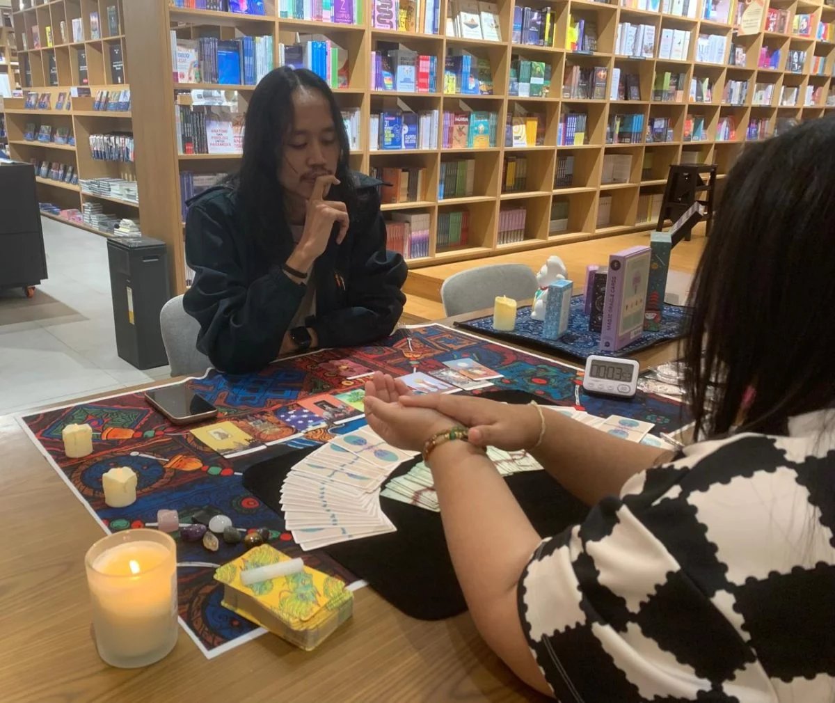 Gen Z, Meja Tarot, dan Ruang Refleksi Diri