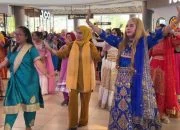 Kala Warga Lintas Usia Menari India di Uptown Mall Semarang, K-Popers juga Ikut Berdansa