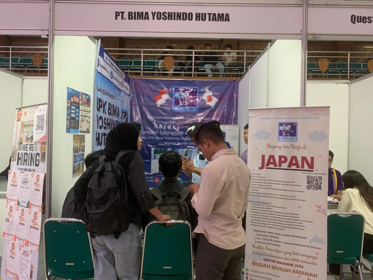 Mahasiswa dan calon lulusan yang berburu lowongan pekerjaan di Jobfair UPGRIS di Balaiurung UPGRIS 7-9 Oktober 2026.