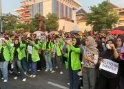 Aksi Soroti Penanganan Karhutla, Mahasiswa Semarang Kasih Nilai Minus 100 untuk Kinerja Prabowo-Gibran